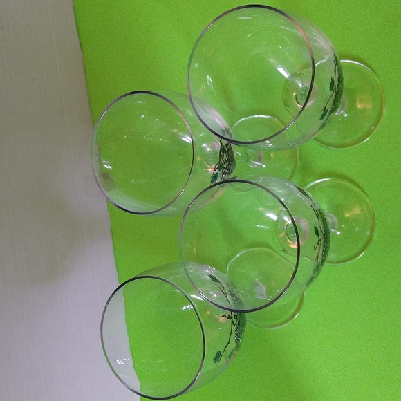 VGUC. Set up four Vintage hand-painted wine glasses. - Picture 2 of 5